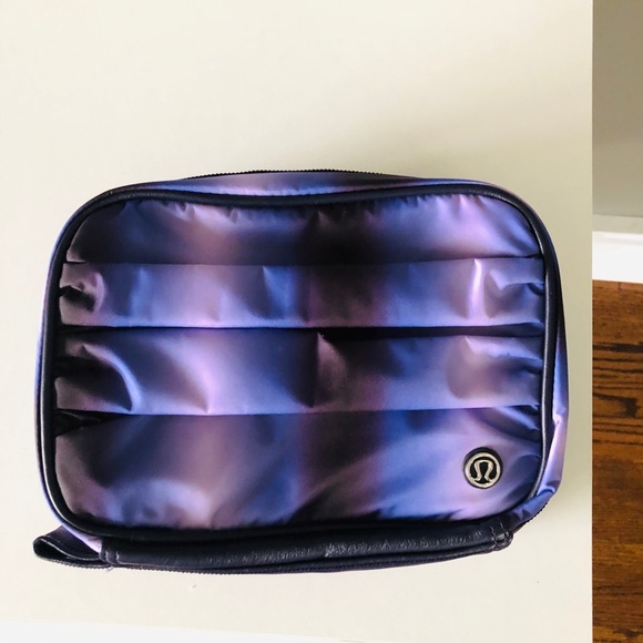 Lululemon Toilette bag. 3-1 gym essential kit
